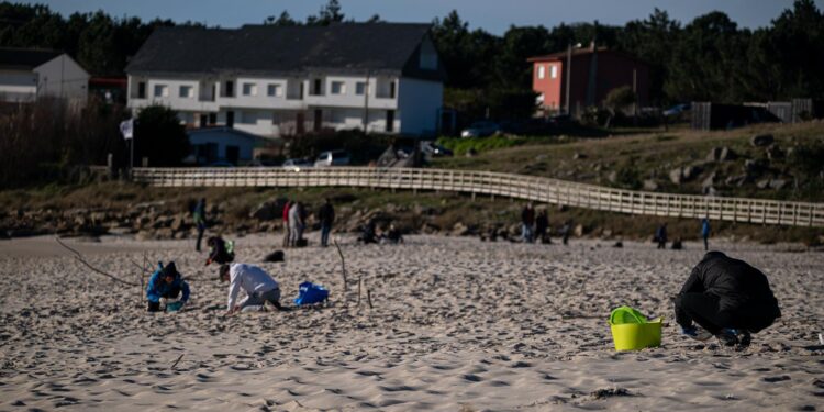 Los pellets de plástico estarán en la costa gallega «meses o años», advierten los pescadores