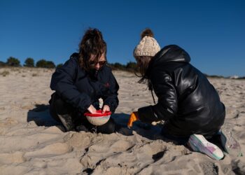 La Xunta prevé que una avalancha de pellets llegará este fin de semana a la costa gallega y eleva la alerta