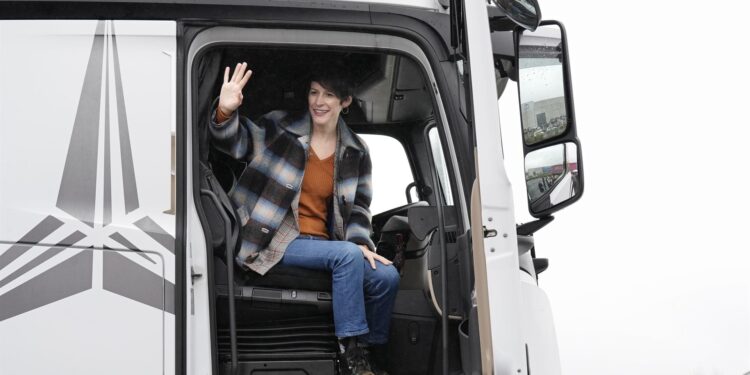 Pontón escenifica su apuesta por la liberalización de la AP-9 subiéndose a un camión