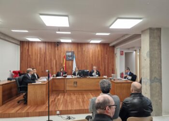 El exalcalde de Baiona se sienta en el banquillo de los acusados pero solicita posponer su declaración