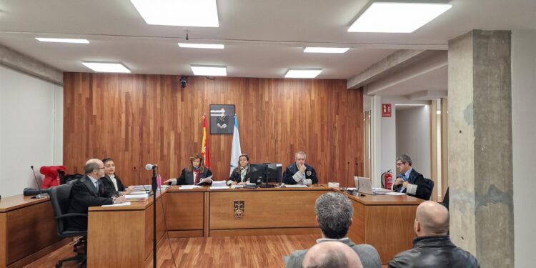 El exalcalde de Baiona se sienta en el banquillo de los acusados pero solicita posponer su declaración