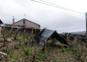 Borrasca «Irene» | El avión del enlace Vigo-Madrid sale de Santiago porque el viento le impidió aterrizar en Peinador