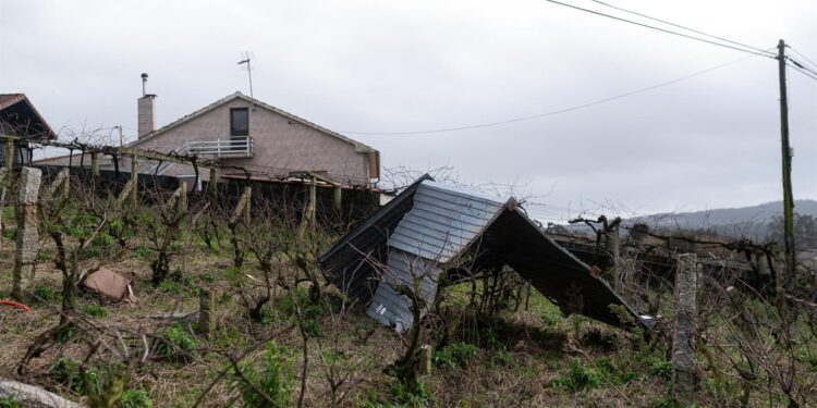 Borrasca «Irene» | El avión del enlace Vigo-Madrid sale de Santiago porque el viento le impidió aterrizar en Peinador