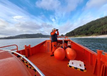 Nueva jornada de batidas por aire y mar para localizar sacos de pélets