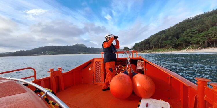 Nueva jornada de batidas por aire y mar para localizar sacos de pélets