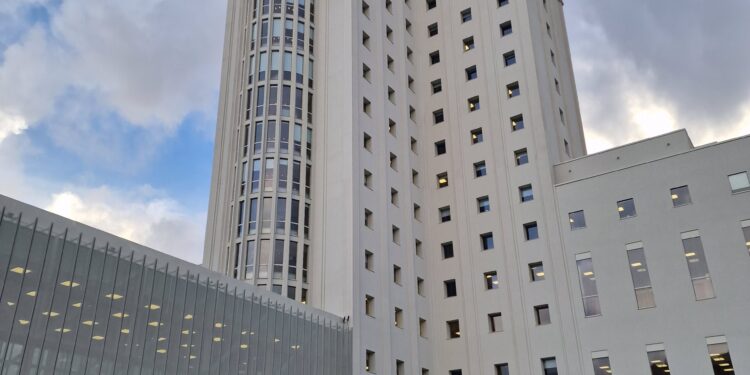 La Ciudad de la Justicia de Vigo acoge el primer pleno del TSXG lejos de A Coruña