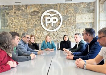 El PP de Vigo pregunta a Besteiro si recogerá en bus a trabajadores de Vitrasa y vigueses, que Caballero deja «tirados»
