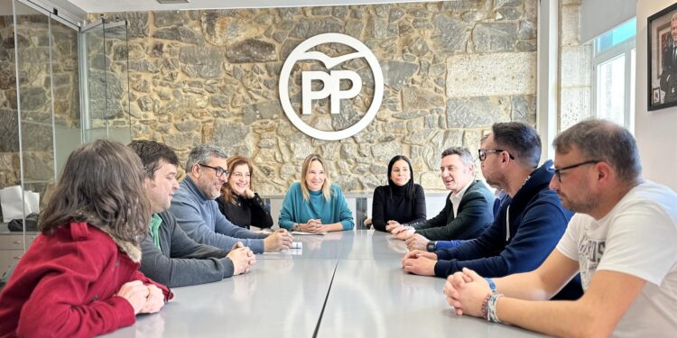 El PP de Vigo pregunta a Besteiro si recogerá en bus a trabajadores de Vitrasa y vigueses, que Caballero deja «tirados»