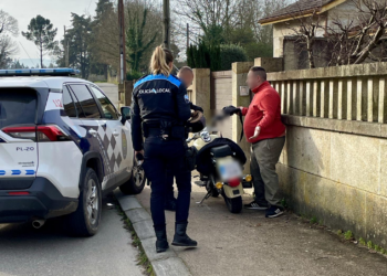 Detenido en Tomiño un motociclista sin carné y con dos órdenes de busca, captura e ingreso