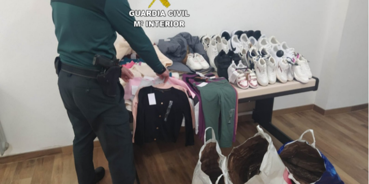 Tres detenidas tras hurtar en Nigrán más de 2.200 euros en ropa y calzado