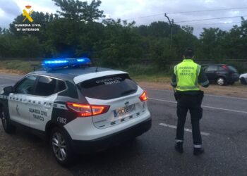 Le dan el alto por usar el móvil al volante y descubren que el coche es robado