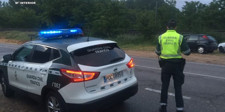 Le dan el alto por usar el móvil al volante y descubren que el coche es robado