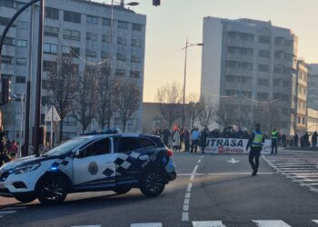 La plantilla de Vitrasa dobla la apuesta: protestas ante el Concello y reunión con la dirección