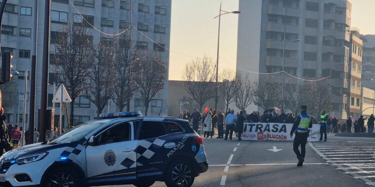 La plantilla de Vitrasa dobla la apuesta: protestas ante el Concello y reunión con la dirección
