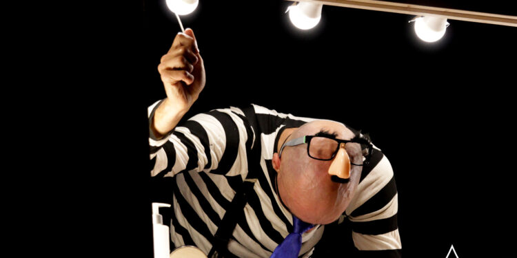 Roi Borrallas mostra en Tui o seu espectáculo «Solo»