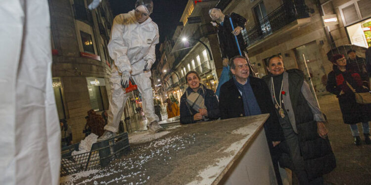 El Meco Rueda ya preside la Porta do Sol y abre un Entroido vigués pendiente del cielo