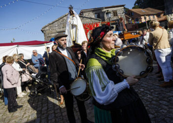 Tradición y cultura popular se dan la mano bajo el sol en As Candelas: todavía queda invierno