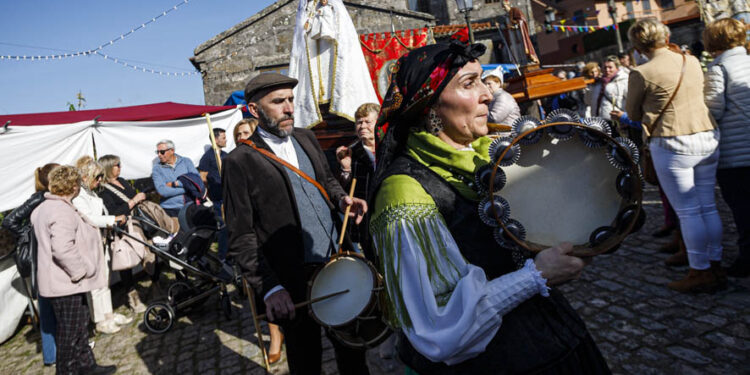 Tradición y cultura popular se dan la mano bajo el sol en As Candelas: todavía queda invierno