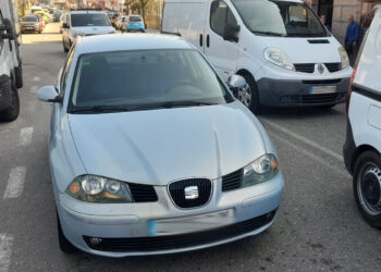 Abandonan en medio de la calzada de la Avenida de Peinador un vehículo robado