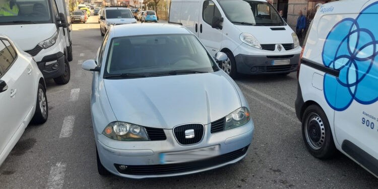 Abandonan en medio de la calzada de la Avenida de Peinador un vehículo robado