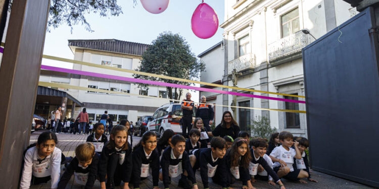 650 chavales del colegio Carmelitas recaudan fondos contra el cáncer infantil en una carrera no competitiva