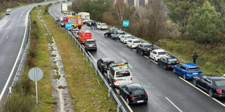Caos en la Autovía Rías Baixas: corte en A Cañiza tras un accidente con una veintena de coches