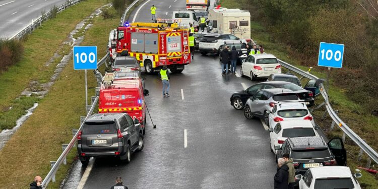 Caos en la Autovía Rías Baixas: corte en A Cañiza tras un accidente con una veintena de coches