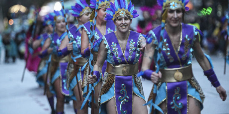 La lluvia no quita a Vigo las ganas de Entroido