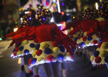 La lluvia no quita a Vigo las ganas de Entroido