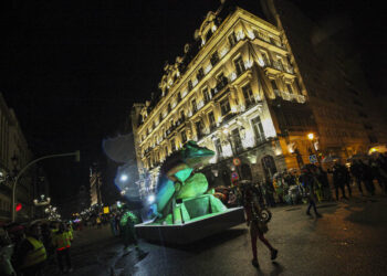 La lluvia no quita a Vigo las ganas de Entroido
