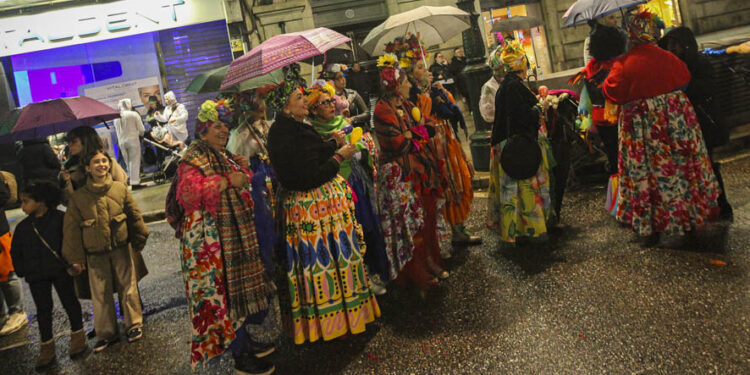 La lluvia no quita a Vigo las ganas de Entroido