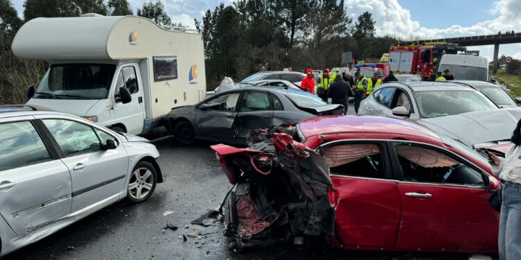 Caos en la Autovía Rías Baixas: corte en A Cañiza tras un accidente con una veintena de coches