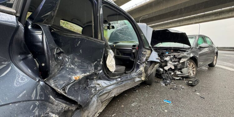 Rescatada una mujer tras una colisión frontal bajo el puente de Rande
