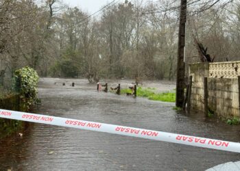 La borrasca cancela vuelos en Vigo, cierra el tráfico de ría y pone al límite los ríos
