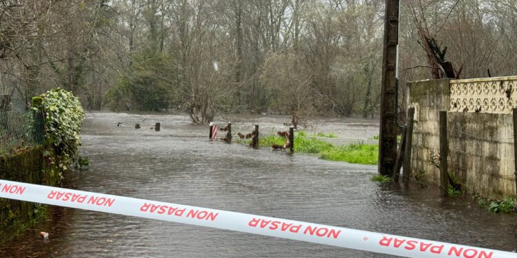 La borrasca cancela vuelos en Vigo, cierra el tráfico de ría y pone al límite los ríos