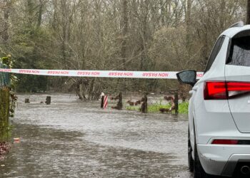 La borrasca cancela vuelos en Vigo, cierra el tráfico de ría y pone al límite los ríos