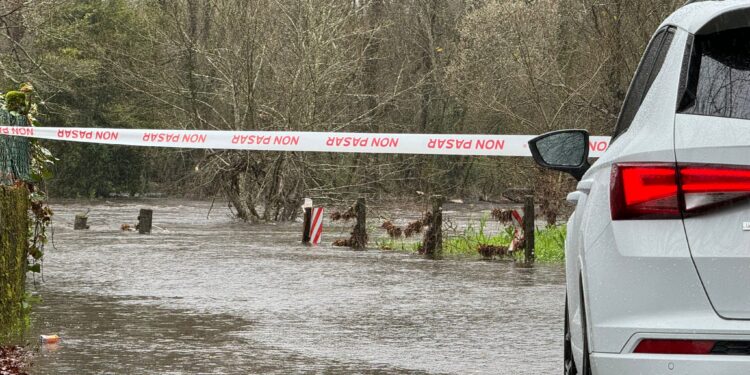 La borrasca cancela vuelos en Vigo, cierra el tráfico de ría y pone al límite los ríos