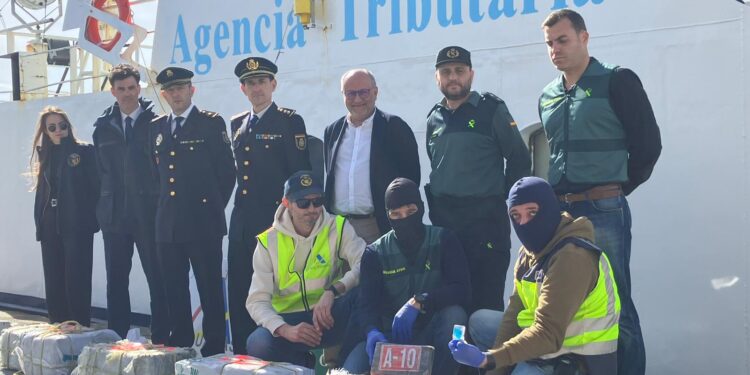 Llegan a Vigo los 200 kilos de cocaína del velero abordado a 500 millas de Canarias