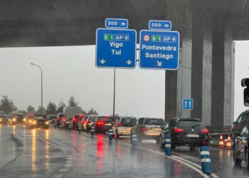 Retenciones en la AP-9 por un carril bloqueado en Rande, donde ardió un coche a primera hora
