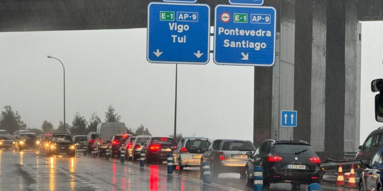 Retenciones en la AP-9 por un carril bloqueado en Rande, donde ardió un coche a primera hora