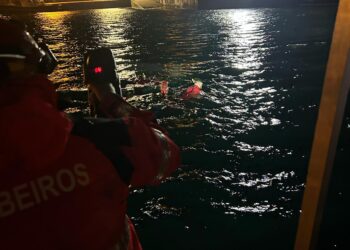 Fallece un vecino de Noalla tras caer su coche al mar en Portonovo