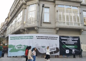 Ecologistas despliegan una pancarta ante la sede del Celta contra el proyecto de la ciudad deportiva de Mos