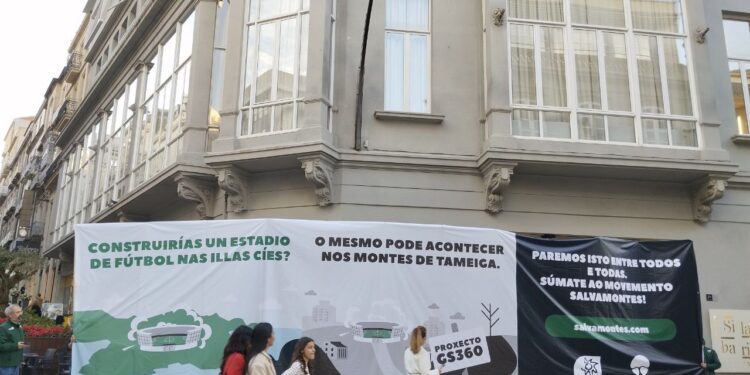 Ecologistas despliegan una pancarta ante la sede del Celta contra el proyecto de la ciudad deportiva de Mos