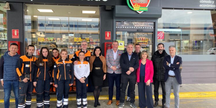 Inaugurado un Claudio Express en la gasolinera de la Avenida Beiramar