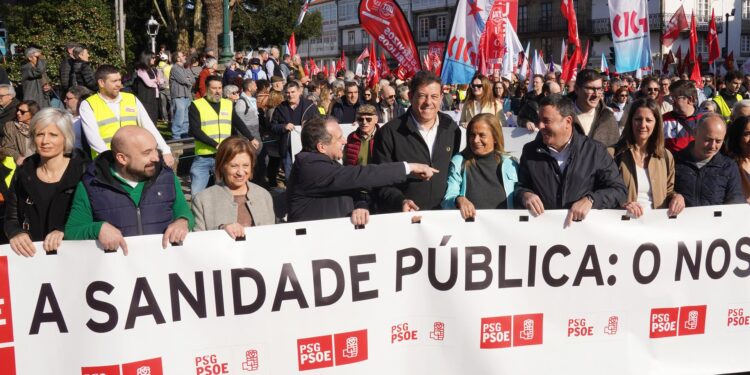 El alcalde de Vigo acompaña a Besteiro en la marcha por la sanidad pública en Santiago