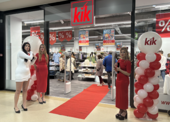 Gominolas, palomitas, globos y largas colas en la inauguración de KIK, el «Primark» alemán, en Travesía