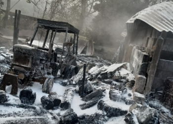 Un incendio calcina de madrugada un tractor y un galpón en Guillarei