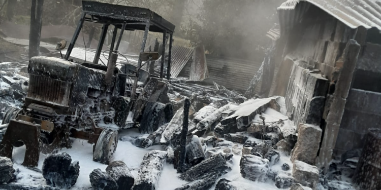 Un incendio calcina de madrugada un tractor y un galpón en Guillarei