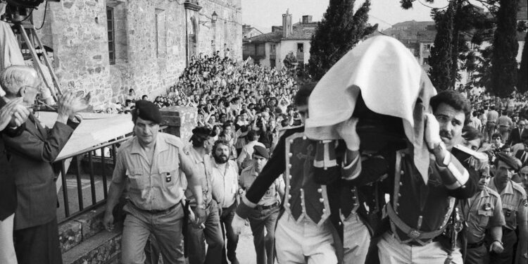 El retorno a Galicia de los restos de Castelao, a través de la crónica fotográfica del vigués Xan Carballa