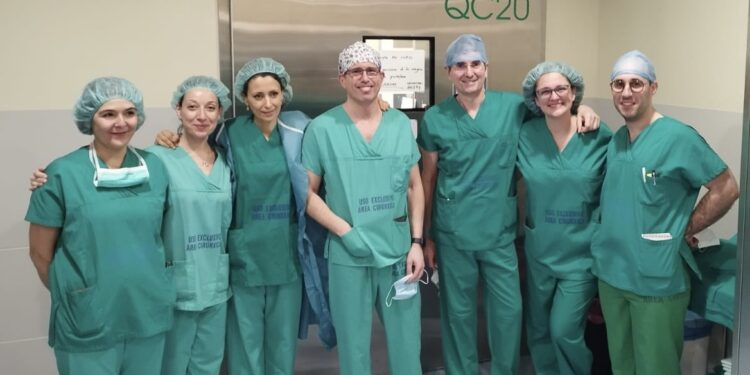 El Álvaro Cunqueiro, primer hospital en Galicia que opera a una paciente con TOC